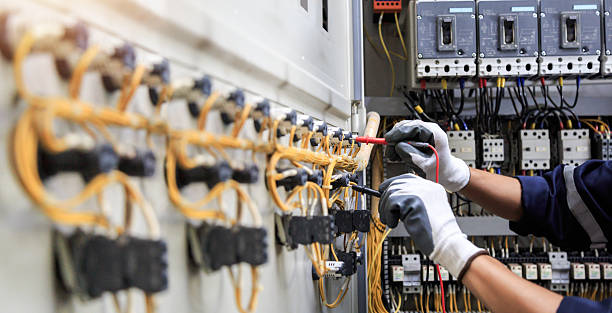 Professional Electrician technician working in Bolindale, OH